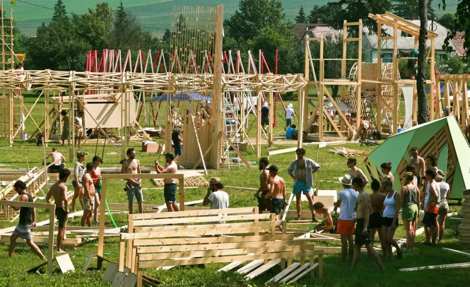 Hello Wood: el campamento estilo Woodstock de arquitectura y diseño