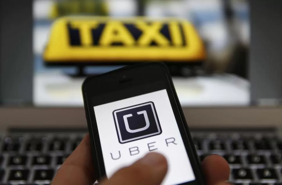 POLÉMICO. Uber proporciona vehículos a través de una aplicación móvil.- REUTERS.-