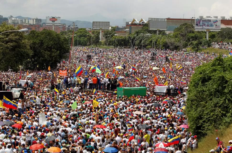 APABULLANTE. Una concentración multitudinaria se produjo en la autopista Fajardo, en la capital venezolana, adonde la gente confluyó caminando. fotos reuters 