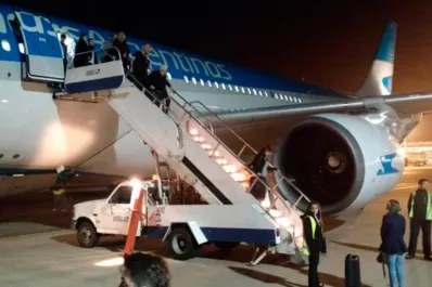 Pánico en el aire: explotó la turbina de un avión de Aerolíneas Argentinas