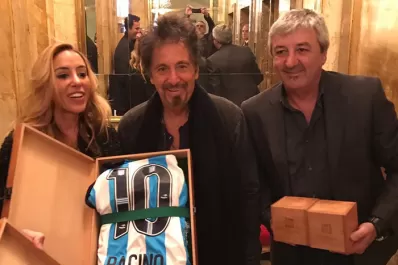 Racing hizo socio a Al Pacino y le regaló una camiseta con su nombre