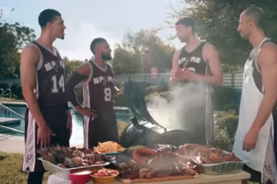 Video: en un nuevo comercial, Ginóbili se luce como asador para sus compañeros de los Spurs