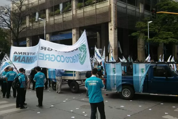 El centro es un caos: hoy no hay bancos y el sindicato corta calles