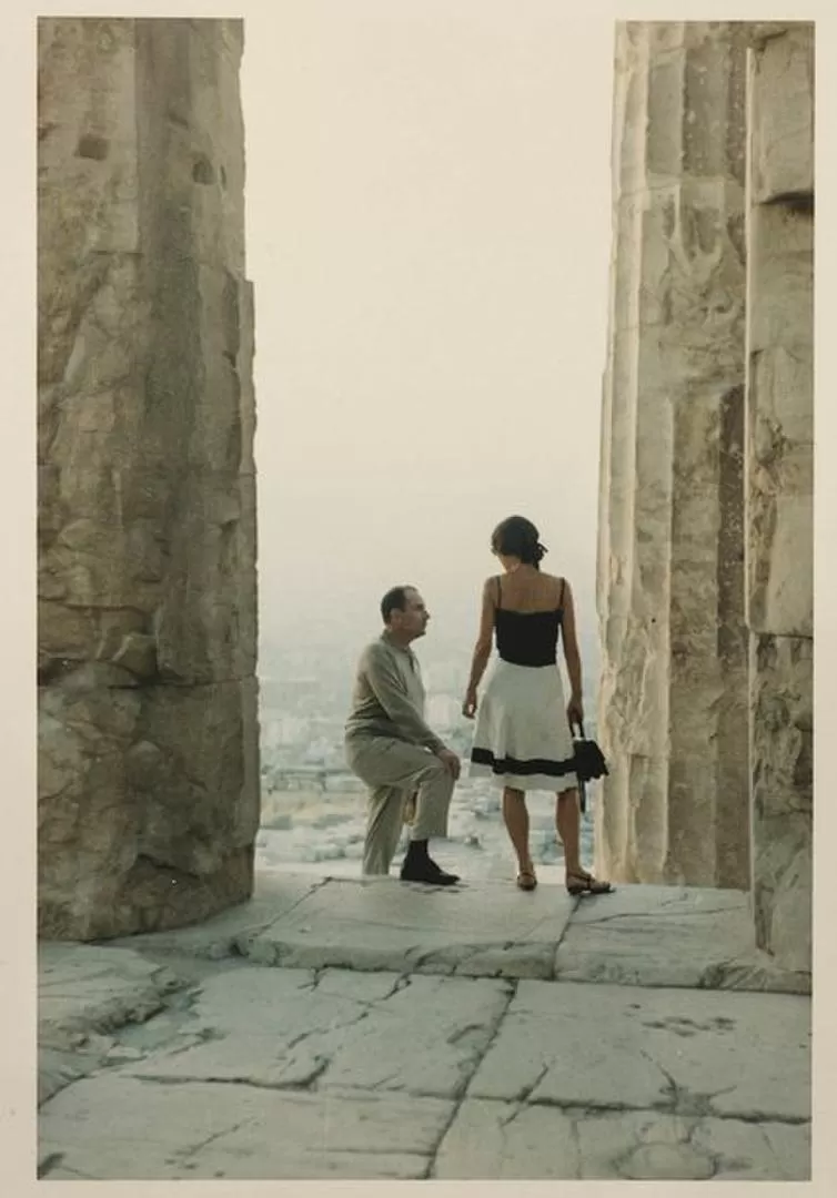 -Amor eterno. Mitterand y su amante, la curadora Anne Pingeot,  en el Partenon, en 1964.
 Gallimard.-