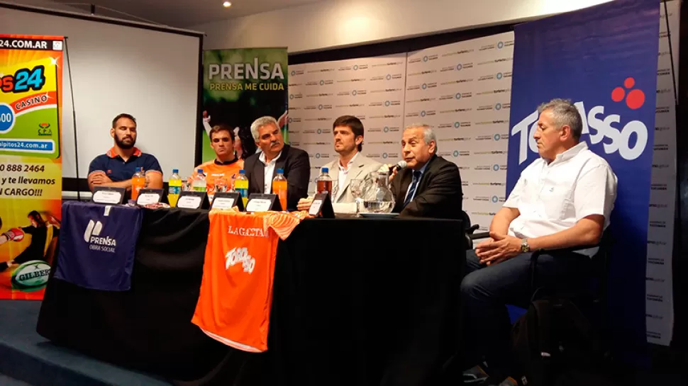 La nueva camiseta que lucirán Los Naranjas fue prsentada en el Ente Tucumán Turismo.
FOTO GENTILEZA TOMÁS GRAY