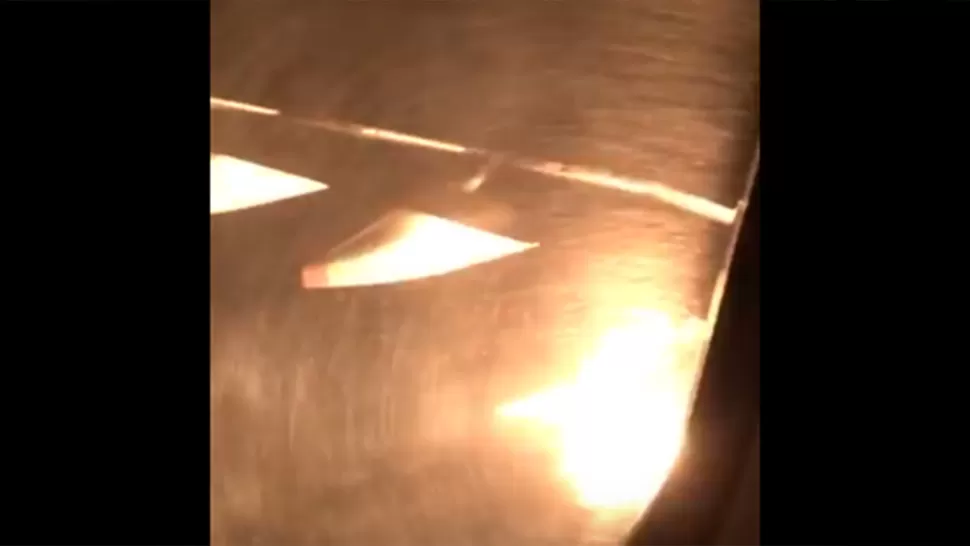 Los videos de la falla en la turbina de un avión de Aerolíneas