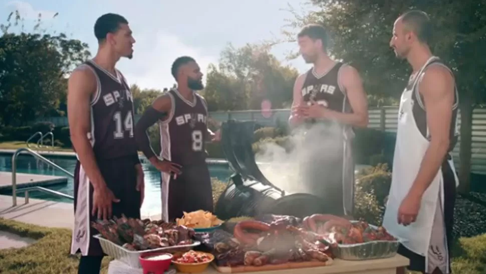 Video: en un nuevo comercial, Ginóbili se luce como asador para sus compañeros de los Spurs