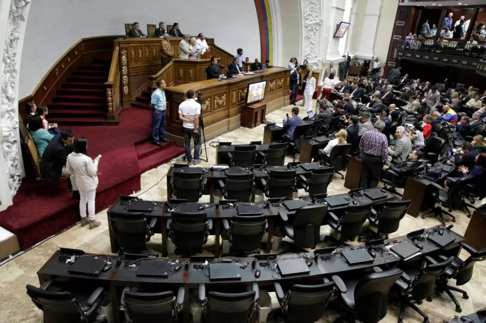 SIN LOS CHAVISTAS. Los parlamentarios opositores continuaron ayer analizando si abren el juicio político a Maduro.  reuters