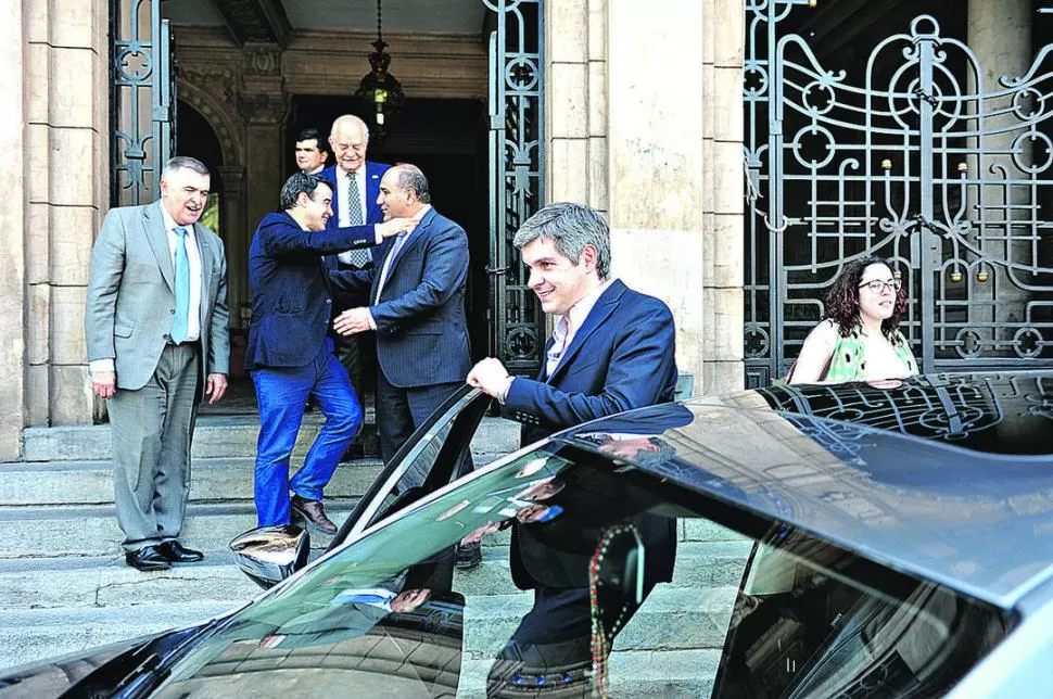 DESPEDIDA. Peña abandona la Casa de Gobierno por la puerta principal, mientras sus asesores saludan a Manzur. la gaceta / foto de josé nuno