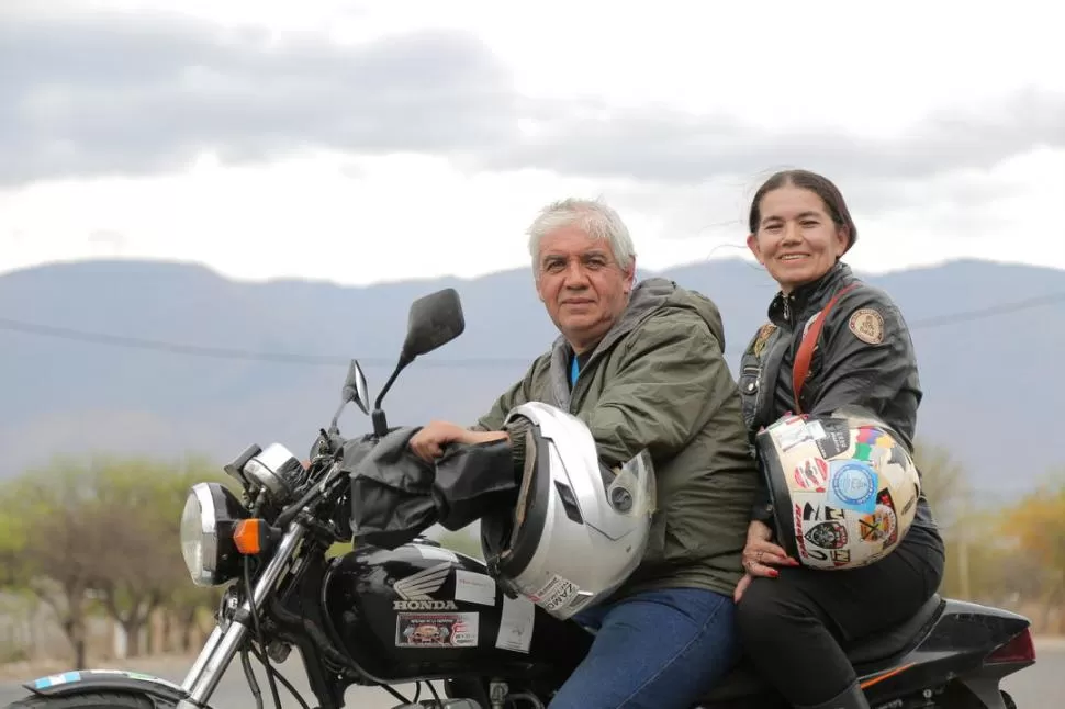 EN LA RUTA 40. Raúl Véliz y su mujer, Erna Escalante, en la moto en la que hacen sus viajes y su actividad solidaria desde hace varios años. LA GACETA / FOTOS DE ALVARO MEDINA.-