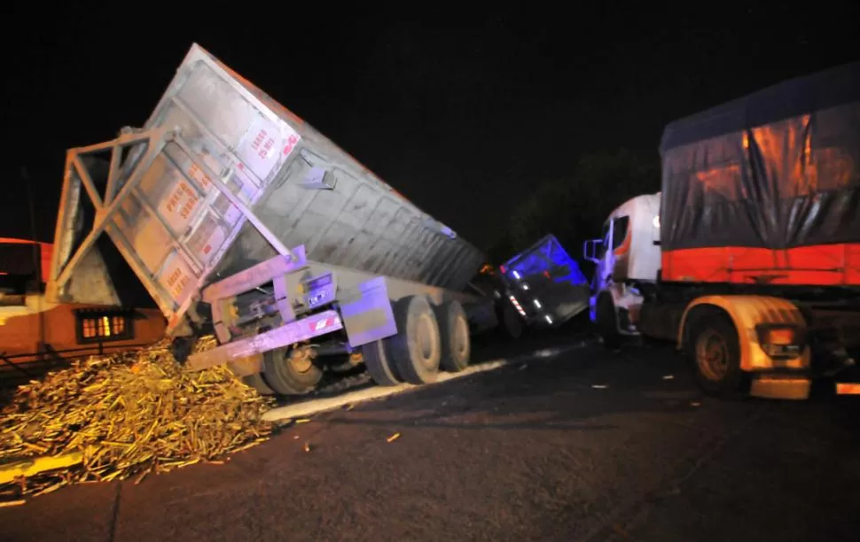SERIO PROBLEMA. Las toneladas de caña que llevaba uno de los camiones quedaron desperdigadas en la ruta donde se produjo el accidente la gaceta / foto de osvaldo ripoll