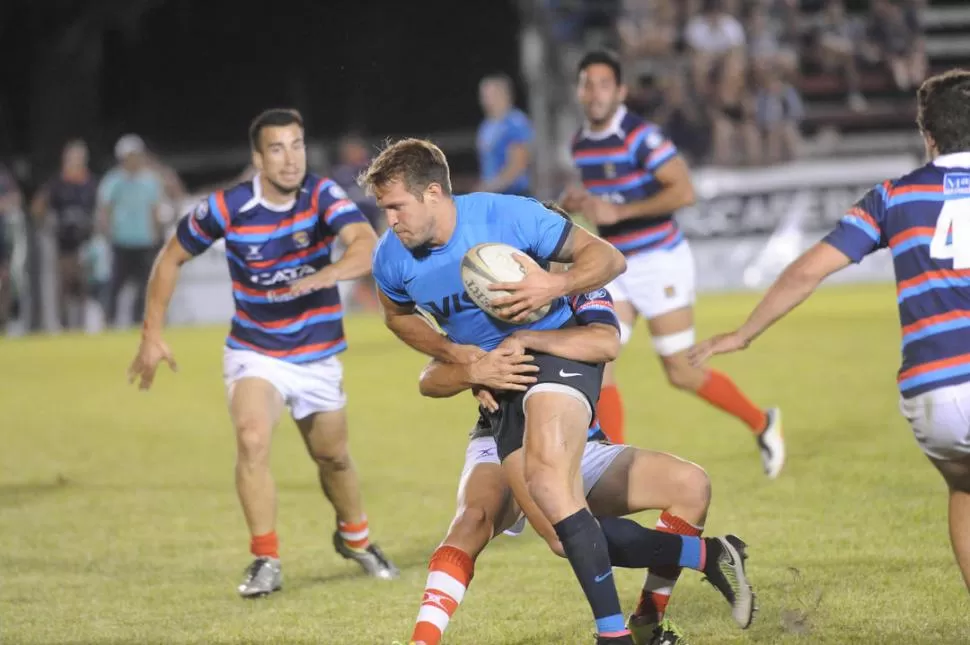 OTRO NIVEL. Fernando Luna resiste el tackle de un cuyano. Los Pumas 7’s marcaron 142 puntos y recibieron solo cinco. la gaceta / foto de hector peralta