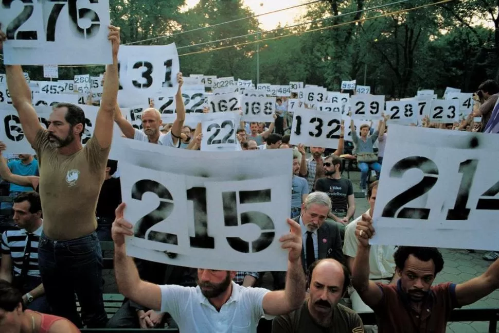 PROTESTA. En el Parque Central, en junio de 1983, los manifestantes muestran carteles con los números para cada paciente que murió de sida.  Alon Reininger / Contact Press Images