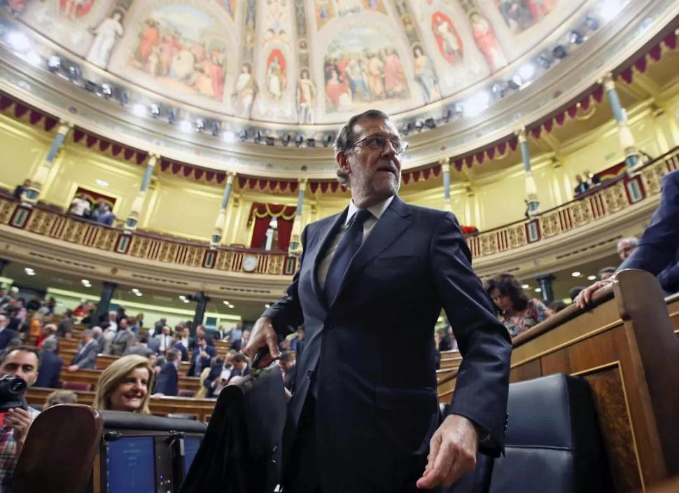 REELECTO. Mariano Rajoy comienza a retirarse de la sala del Congreso, ya consagrado Presidente del Gobierno. reuters