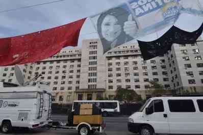 Más de 300 efectivos esperan en los tribunales federales a que llegue Cristina