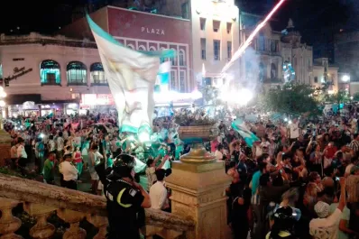 Los hinchas de Atlético festejaron en la plaza Independencia