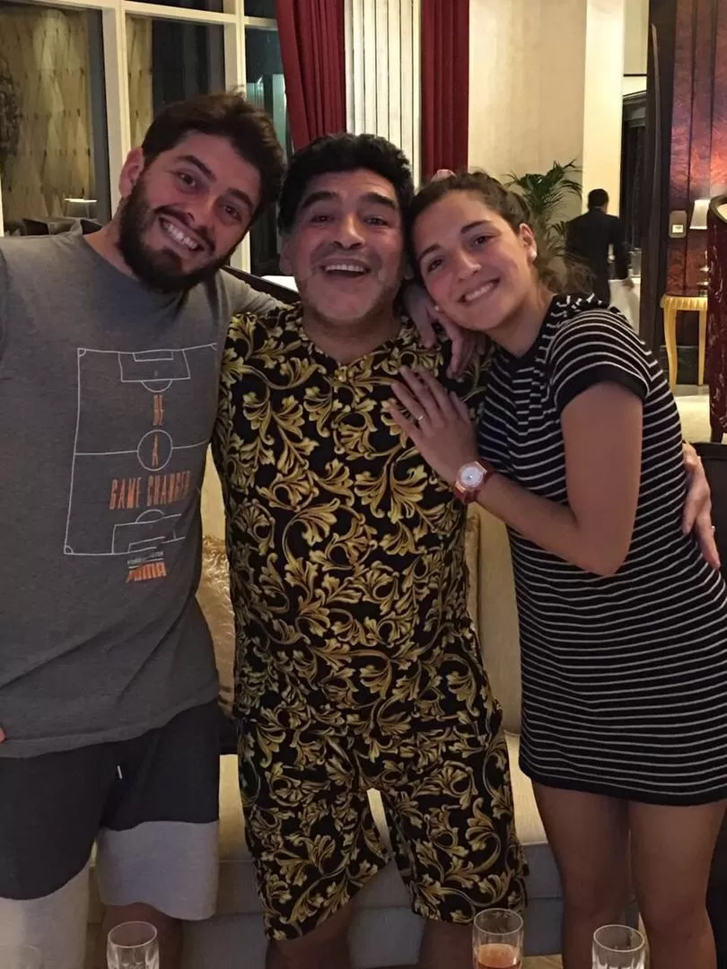 FESTEJO ÍNTIMO. Diego, con sus hijos Diego Jr y Jana, celebró ayer en Dubai. twitter / DiegoMaradonaJr