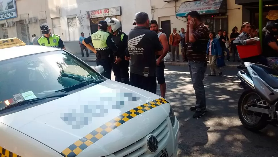 Un taxista discutió con una conductora y la amenazó con un cuchillo