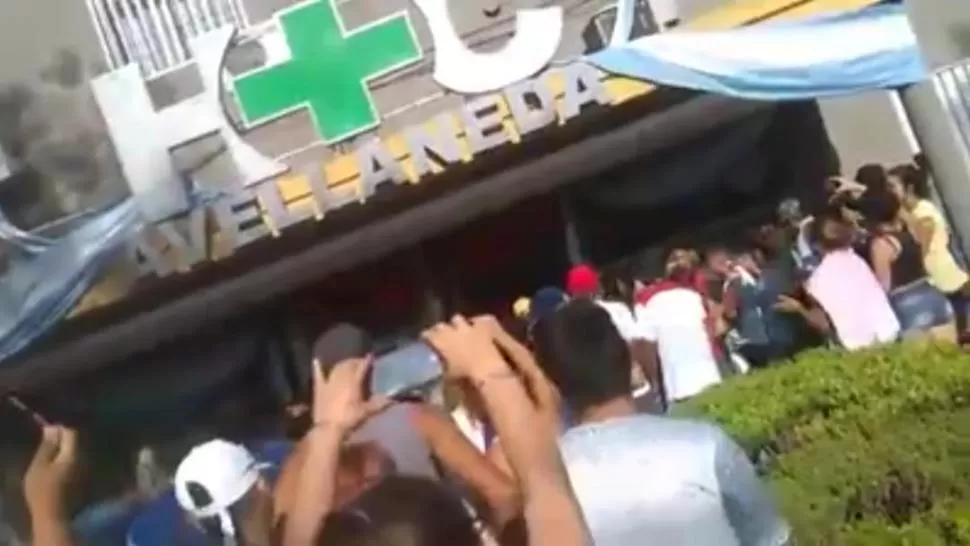 PROTESTA. Amigos y familiares se manifestaron frente al hospital Avellaneda por la muerte de la joven. captura de video