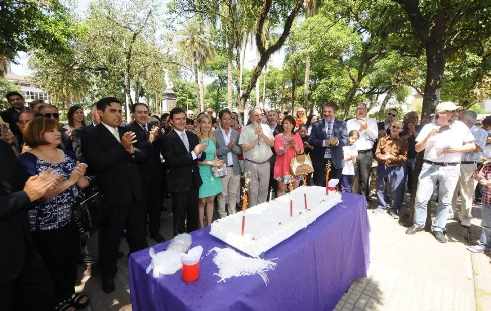 A CELEBRAR. Con una gran torta y con varios proyectos se festejó el 116 aniversario de  la municipalización de la Perla del Sur.  LA GACETA / FOTO DE OSVALDO RIPOLL.