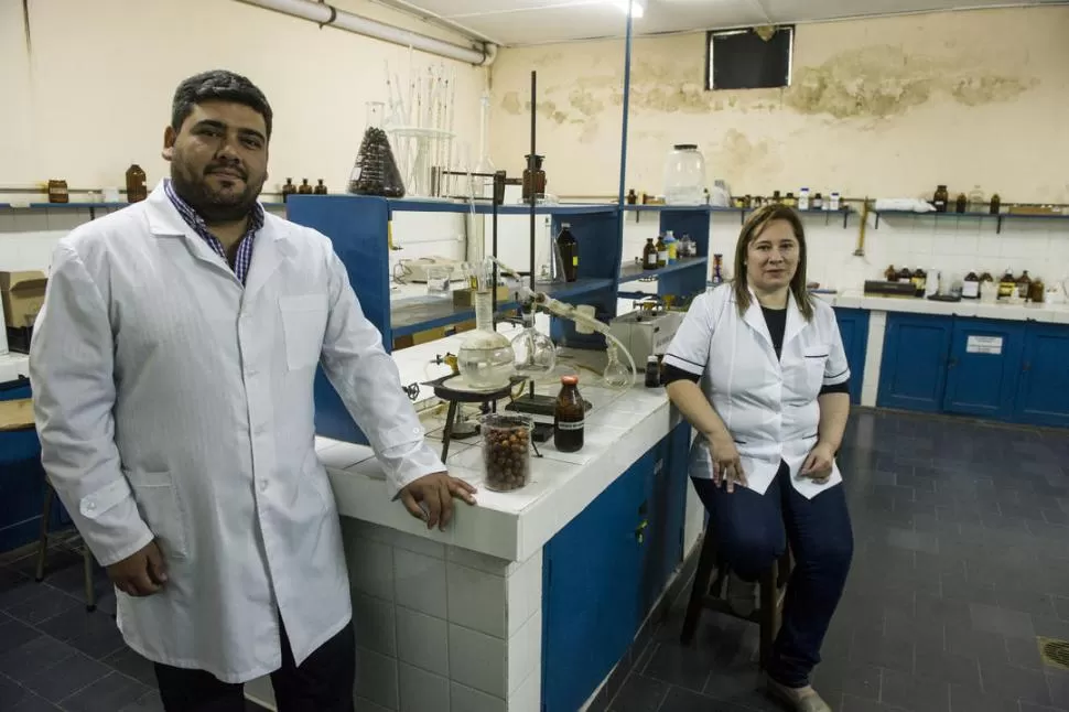 ORGULLOSOS. Reynoso y su directora de tesis en el laboratorio donde trabajan con plantas medicinales. LA GACETA / FOTOS DE JORGE OLMOS SGROSSO.-