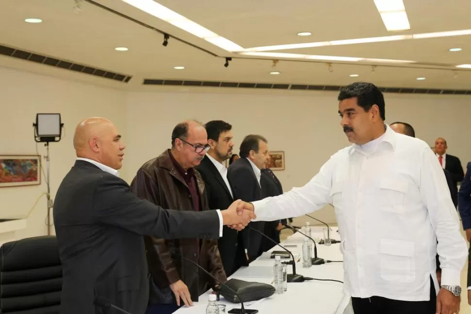 ¿ENEMIGOS?. Torrealba saludó a Maduro con un rostro serio y adusto. Reuters