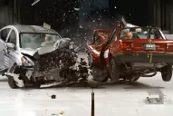 El choque que enfrentó a los autos más económicos de México y Estados Unidos