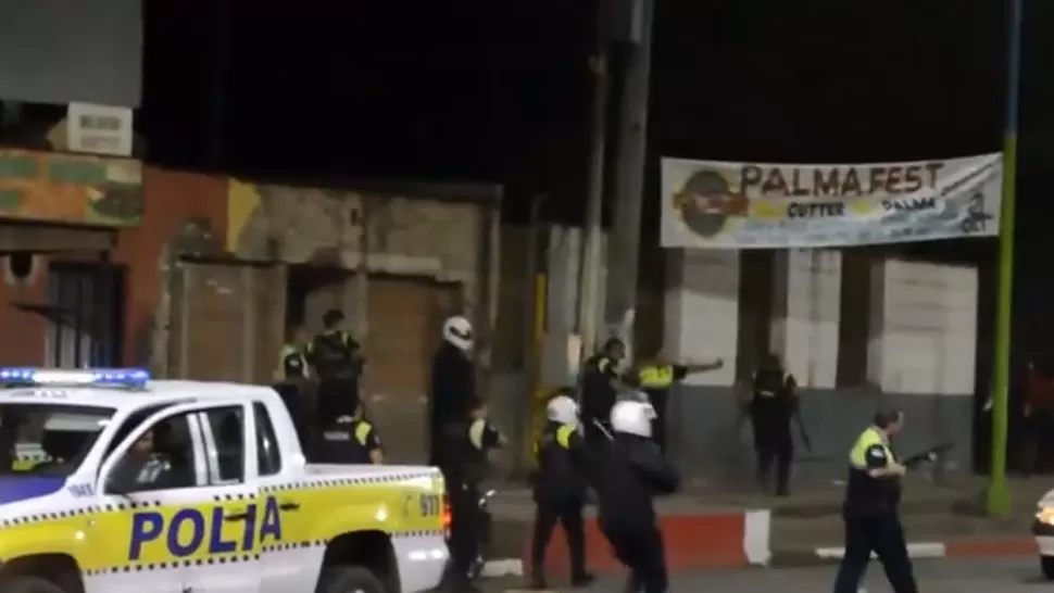 A LOS TIROS. La Policía dispersó a los hinchas empleando balas de goma. CAPTURA DE VIDEO