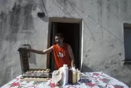 Un improvisado quiosco en la puerta de su casa