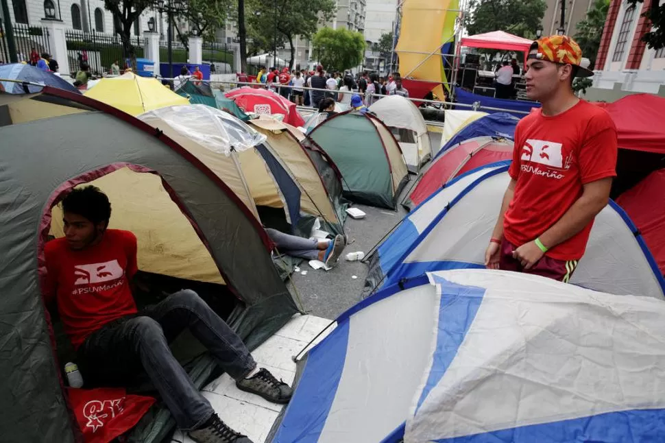 NO PASARÁN. Adherentes al chavismo acamparon afuera del Palacio Miraflores. fotos de reuters