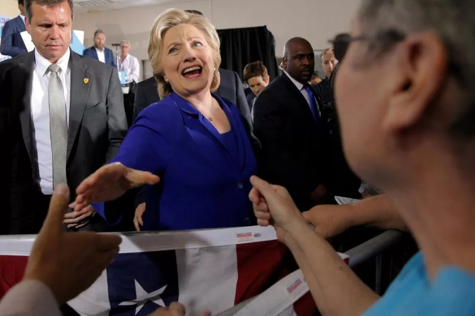 LAS VEGAS. En Nevada, Hillary saludó a los simpatizantes antes de un acto. fotos reuters