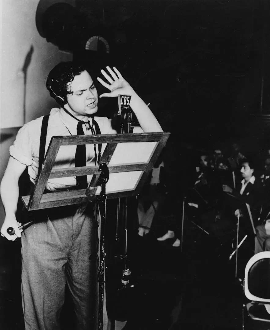 UN HITO QUE SE REPITE. Orson Welles transmitiendo en vivo “La guerra de los mundos” en 1938. foto de archivo