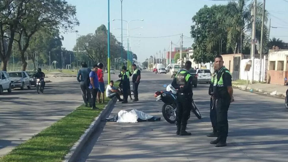 Un hombre perdió el control de su moto, cayó al pavimento y murió