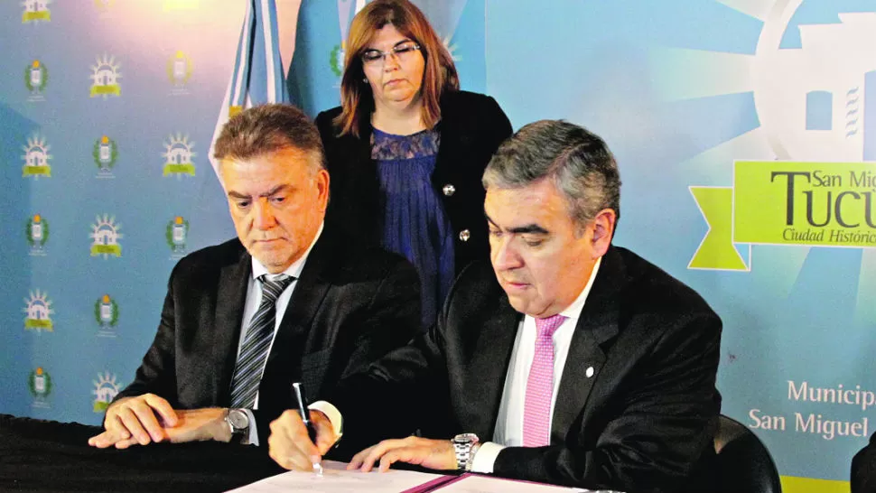 RÚBRICA. Amaya (a la izquierda) y Aybar (a la derecha) observan a Alfaro mientras firma el convenio de obras.