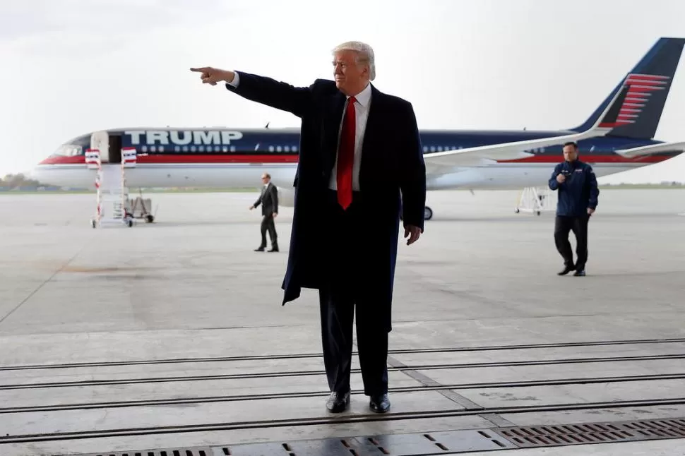 PARA USTEDES. Trump llegó en su avión a Wilmington (Ohio), y saludó a sus partidarios en el aeropuerto. fotos de reuters