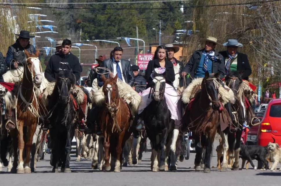 RECUPERANDO TRADICIONES. En mayo, en Tafí del Valle un matrimonio decidió llegar a la iglesia a caballo, como lo hacían sus antepasados. LA GACETA / FOTO DE OSVALDO RIPOLL (ARCHIVO).-