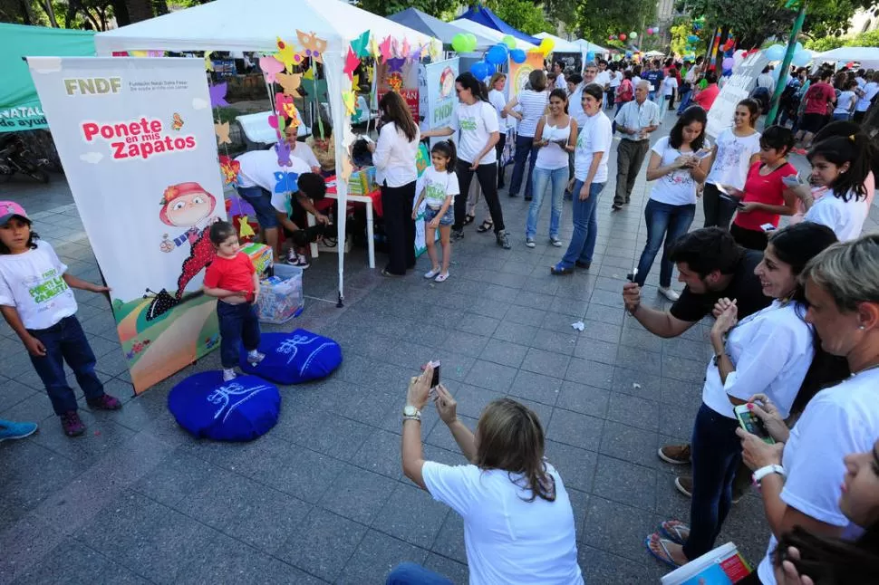 EN 2015. La plaza Independencia se colmó de visitantes y de fundaciones solidarias en la edición anterior. LA GACETA  / FOTO DE DIEGO ARÁOZ (ARCHIVO).