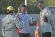 San Martín: las rodillas de dos jugadores generaron entredichos con una azafata