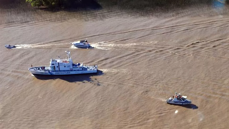 DELTA. Barcos de prefectura navegan por la zona en la que fueron encontrados los cadáveres. FOTO TOMADA DE LANACION.COM.AR