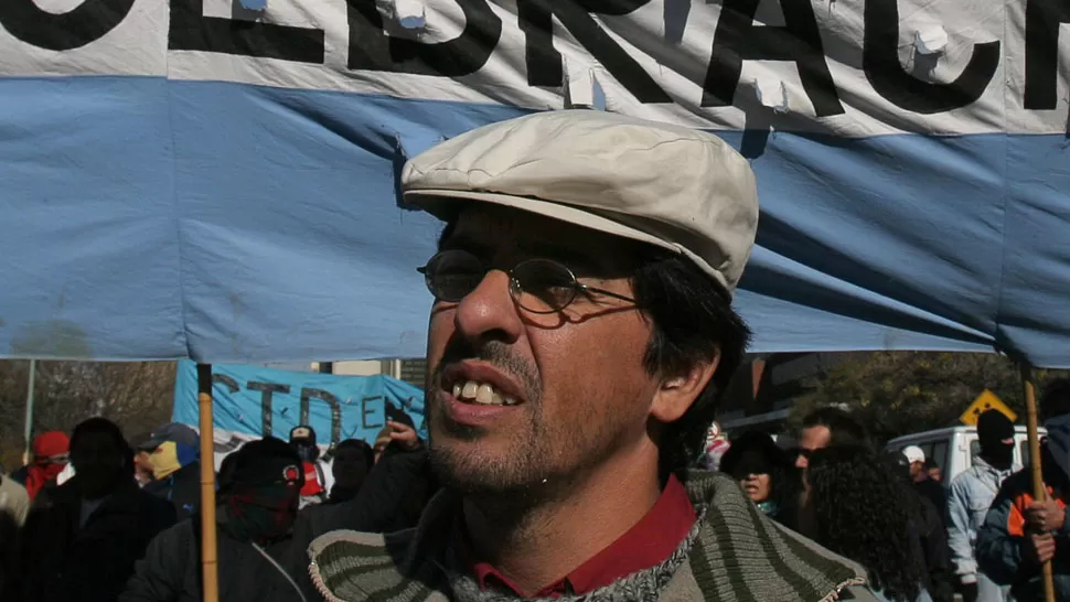 FERNANDO ESTECHE. El líder de Quebracho, durante una marcha. LA GACETA / ARCHIVO