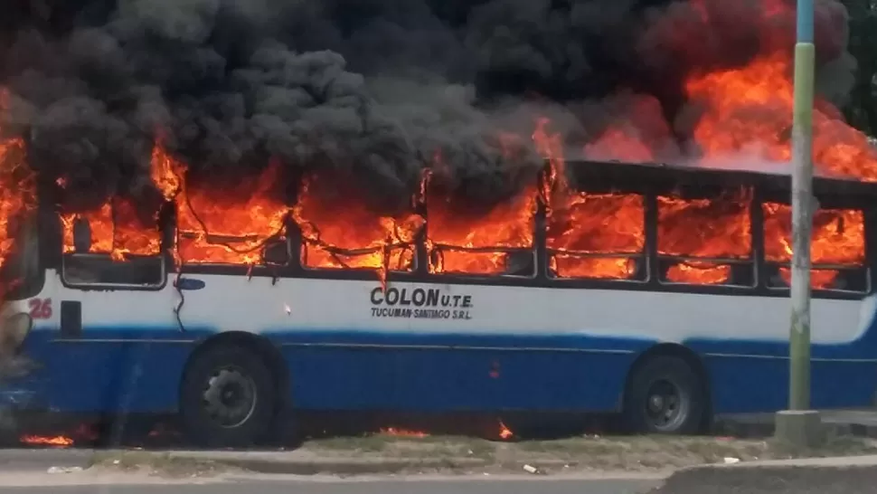 Video: un ómnibus de la línea 18 se incendió frente a la Quinta Agronómica