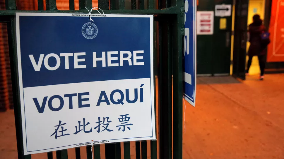 CENTRO DE VOTACIÓN. Un cartel anuncia en tres idiomas distintos que allí se puede emitir voto. REUTERS