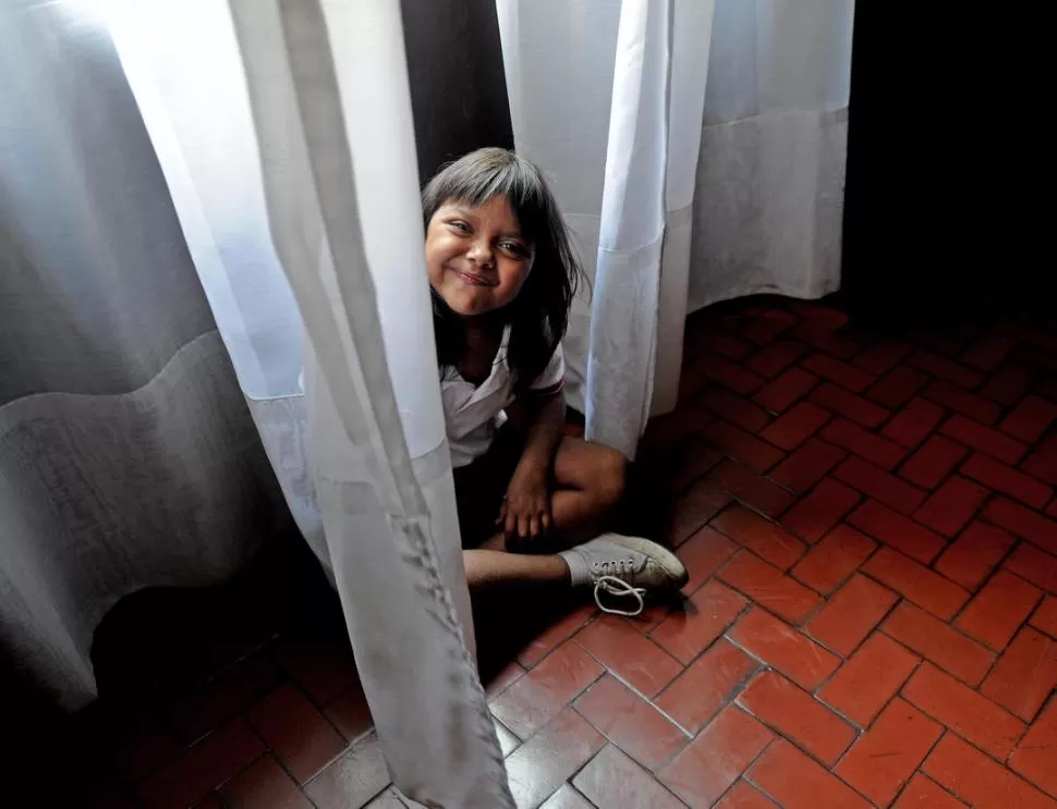 DE CARA A LA LUZ. Mientras espera que aparezca un donante de médula ósea, Rafaela Vaccarone enfrenta con una enorme sonrisa el día a día.  LA GACETA / FOTOS DE FRANCO VERA.-