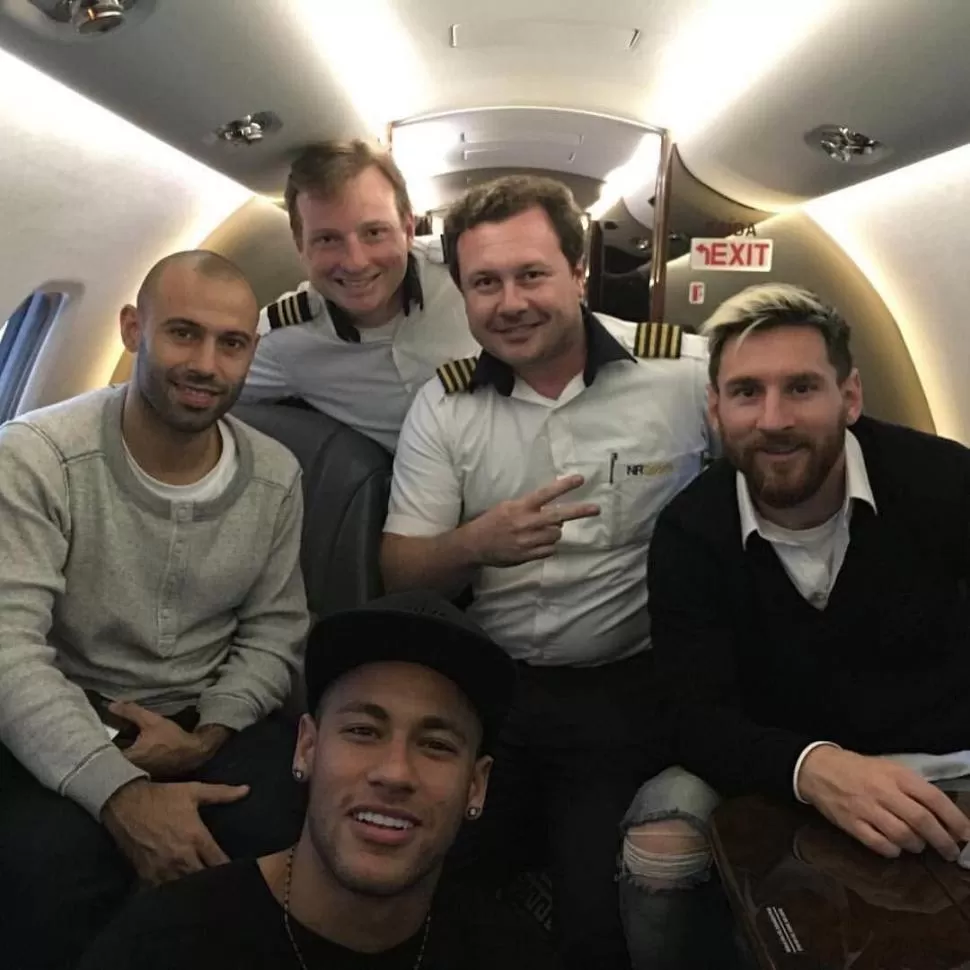 UN BUEN AMIGO. Neymar llevó en su avión privado a Messi y a Mascherano. twitter / Argentina 