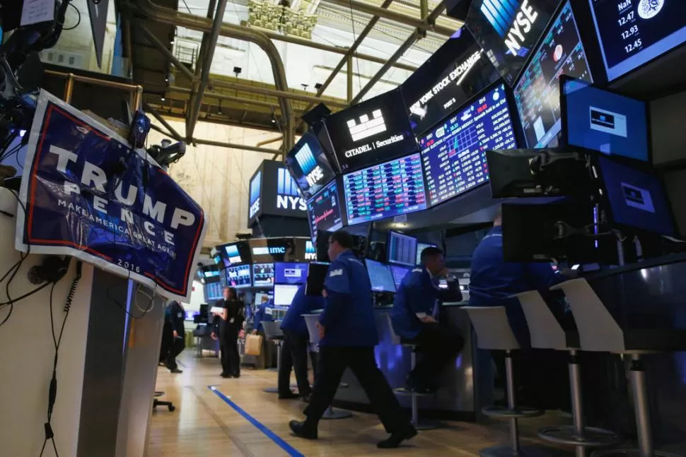 INCERTIDUMBRE. Los mercados tuvieron ayer una gran volatilidad debido a la reacción “alarmista” de los inversores tras el triunfo de Donald Trump en EE.UU. reuters