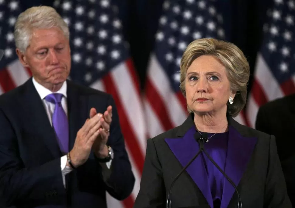 TODO ESTÁ PERDIDO. El ex presidente Bill Clinton aplaude a su esposa Hillary, quien ayer habló reconociendo la derrota y el profundo dolor que la causa.  reuters