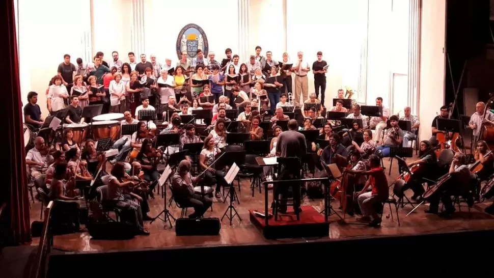 ENSAYO. La música de Tchaikovsky sonará con orquesta y coros. twitter.com / sinfonicaunt