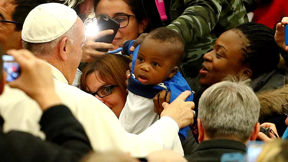 OTRAS PREOCUPACIONES. El Papa dio una audiencia para personas socialmetne excluidas, en el Vaticano. REUTERS