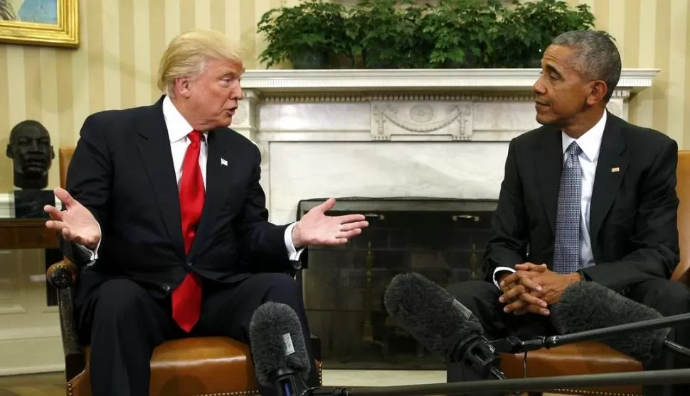 EN EL SALÓN OVAL. Trump y Obama se conocieron ayer personalmente, por primera vez, y mantuvieron un diálogo correcto y respetuoso ante la prensa. Reuters