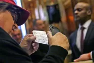 Michael Moore se coló hasta el cuarto piso de la Trump Tower para hablar con el futuro presidente norteamericano